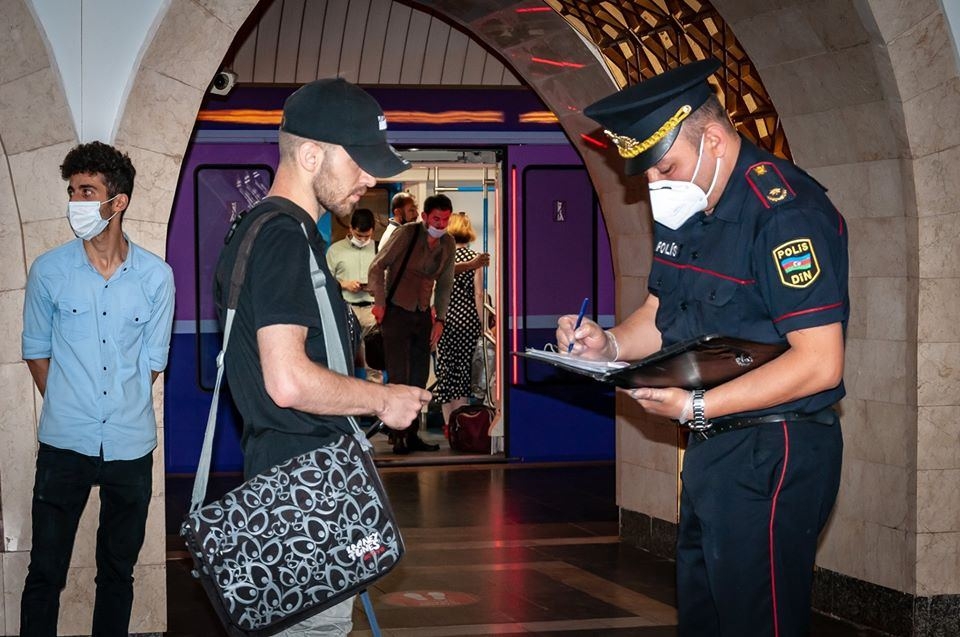 Metroda maska taxmayan sərnişinlər cərimə edildi (FOTO)