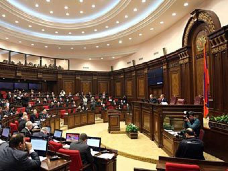 Ermənistanda Konstitusiyaya dəyişikliklər birinci oxunuşda qəbul edilib