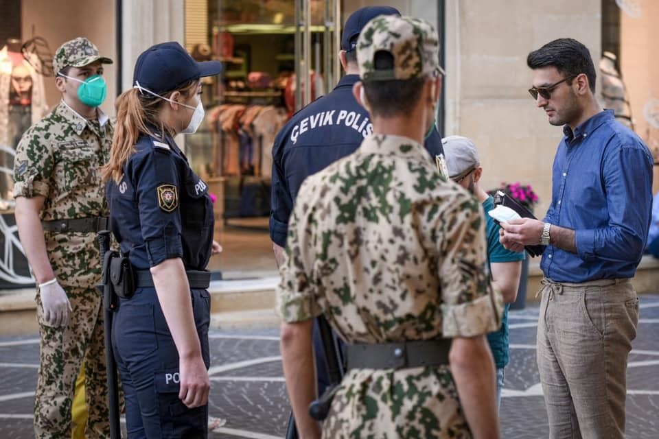 Bakı polisi maskasız gəzənlərə qarşı reydlərə başladı