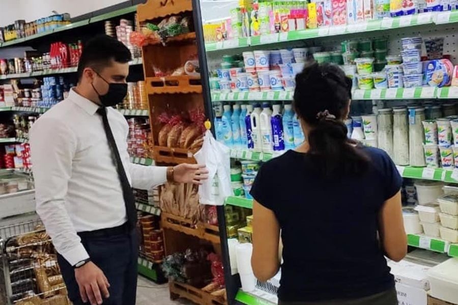 Polis supermarketlərdə reydlər keçirir (FOTO/VİDEO)