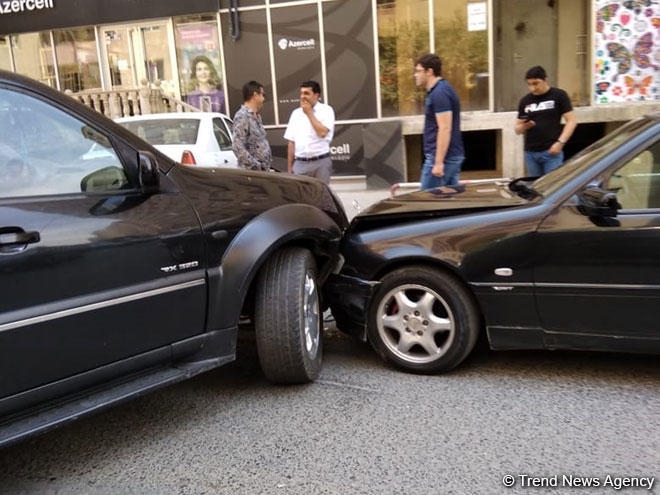 Xırdalanda qəza yolu bağladı (FOTO)