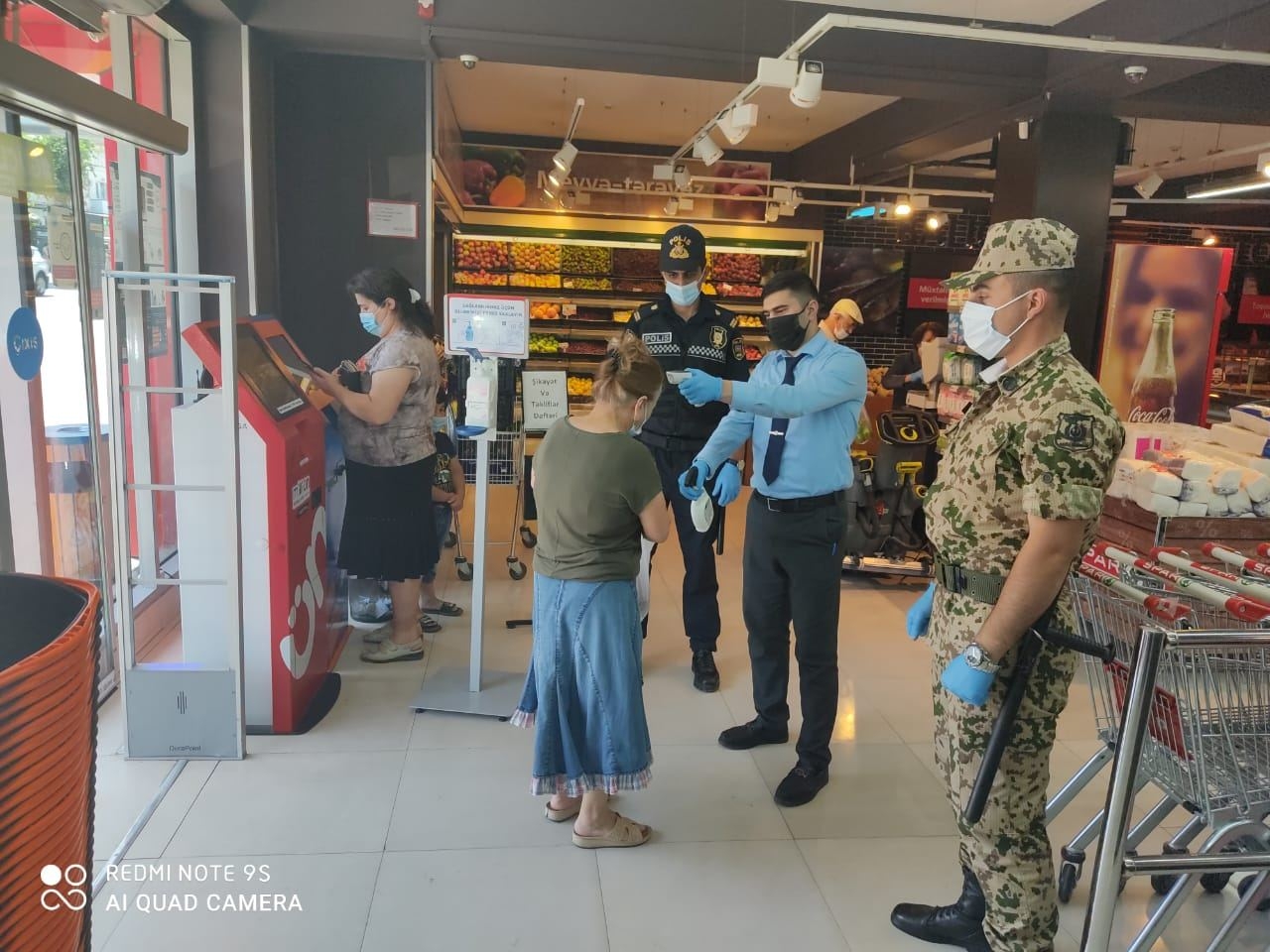 Bakıda marketlərdə polis postları yaradıldı, maskasız giriş qadağan edildi (FOTO)