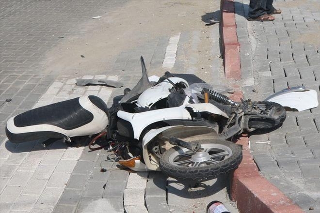 Bakıda moped ağaca çırpılıb: Bir ölü, 1 yaralı var