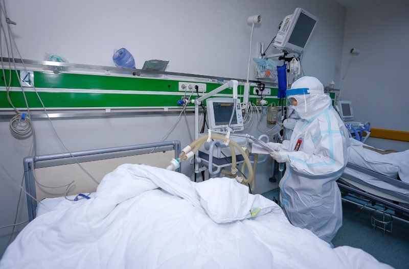 Mərkəzi Gömrük Hospitalının həkimləri koronoviruslu xəstələrinin müalicəsində artıq dördüncü dəfə EKMO aparatından istifadə ediblər (FOTO)