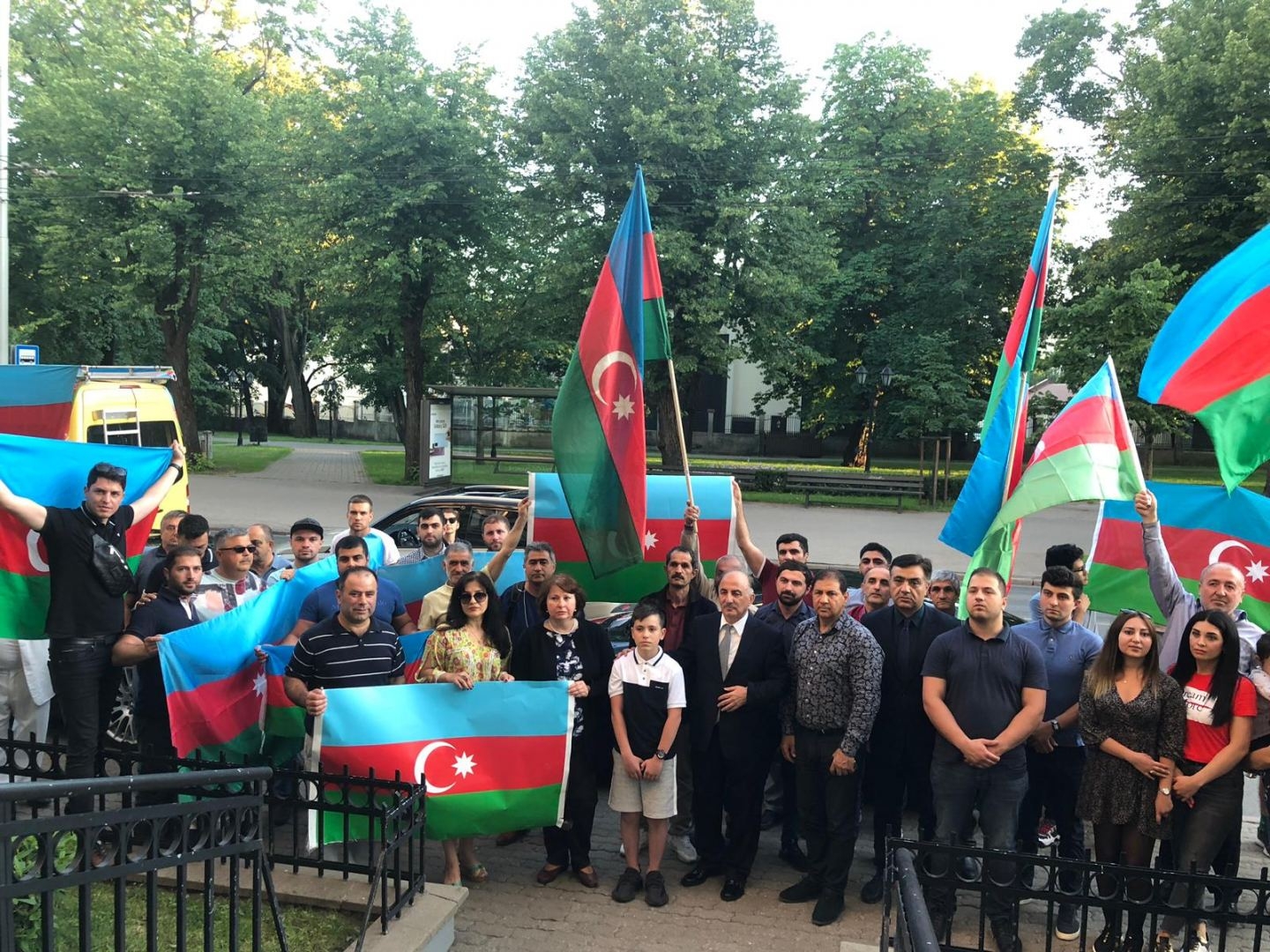 Latviyada yaşayan soydaşlarımız Ermənistanın hərbi təxribatlarına etiraz olaraq aksiya keçirib (FOTO)