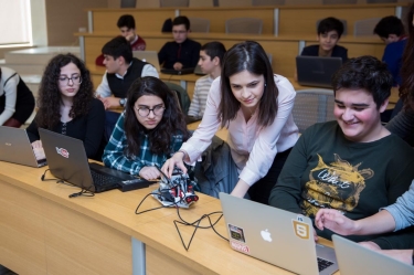 Bu universitet payız semestrində təhsili onlayn davam etdirə bilər (FOTO)