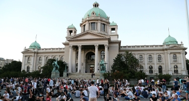 Serbiya parlamentinin qarşısında etiraz aksiyası keçirilib