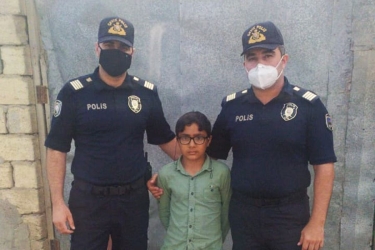 Polislər dənizdə boğulmaq təhlükəsi ilə üzləşən üç nəfəri xilas edib (FOTO)