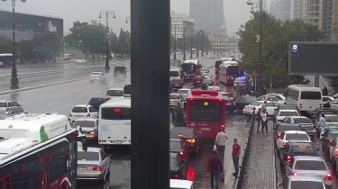 Heydər Əliyev prospektidə qəza olub, yolda sıxlıq yaranıb (FOTO)