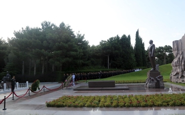 Müdafiə Nazirliyinin rəhbərliyi Fəxri xiyabanı və Şəhidlər xiyabanını ziyarət edib (FOTO)