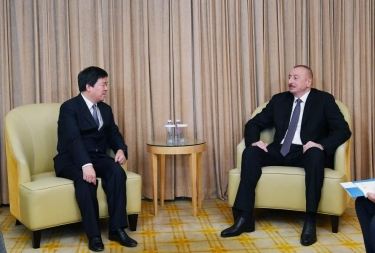 Azərbaycan Prezidenti İlham Əliyev Pekində “ZTE” Korporasiyasının sədri ilə görüşüb (FOTO)