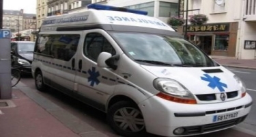 Fransada kafedə müştərilərin üzərinə minik avtomobili sürüb: yeddi nəfər yaralanıb