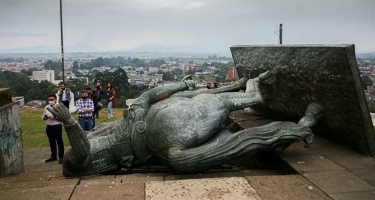 Kolumbiyada hindular ispan konkistadorun heykəlini uçurub (FOTO)