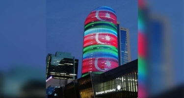 Nur-Sultanda Kazmedia binasında Azərbaycanın dövlət bayrağı əks olunub (FOTO)