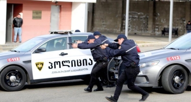 Gürcüstanda silahlı şəxs bankda bir neçə nəfəri girov götürüb