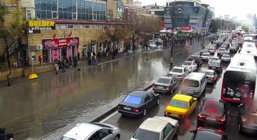 Yağış Bakı küçələrində nəqliyyatın hərəkətinə çətinliklər yaradıb - BNA (FOTO)