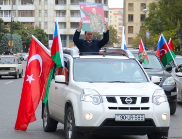 Ağdamın işğaldan azad edilməsi münasibəti ilə Bakıda Qələbə yürüşü keçirilir (FOTO)