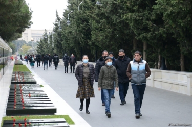 Azərbaycan xalqı Şəhidlər Xiyabanını ziyarət edir (FOTO)