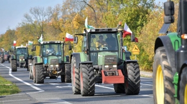 Polşada fermerlər traktorlarla yolu bağladı