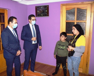 Şəhid ailəsinə təqaüd üzrə ödəniş kartı evində təqdim edildi (FOTO)