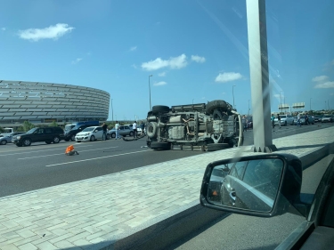 Hava limanı istiqamətində ağır yol qəzası olub, hazırda tıxac var (FOTO)