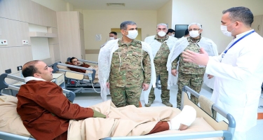 Müdafiə naziri bayramlar münasibətilə hərbi hospitalda olub (FOTO/VİDEO)
