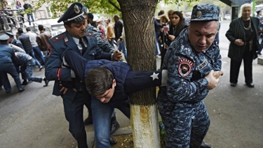 Ermənistanda polislə toqquşma zamanı 13 etirazçı xəsarət alıb