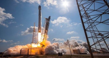 SpaceX 140-dan çox peyki daşıyan raketi orbitə çıxarıb