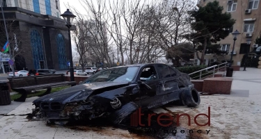 Bakının mərkəzində ağır qəza - BMW yoldan çıxıb parka girdi (FOTO)