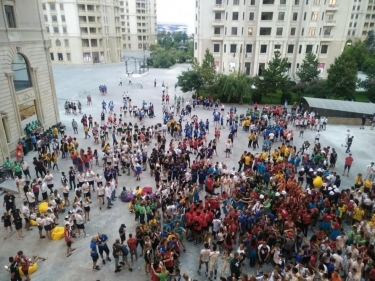 “Bakı-2019”-da iştirak edəcək ölkələrin nümayəndə heyətləri Atletlər Kəndində şənlik təşkil ediblər (FOTO)