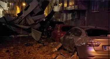 İstanbulda fırtına binaların damını uçurdub