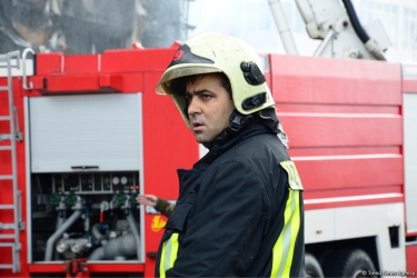 Bakıda mağaza yanıb