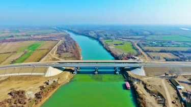 Kür çayı üzərində yeni avtomobil körpüsü tikilib (FOTO)