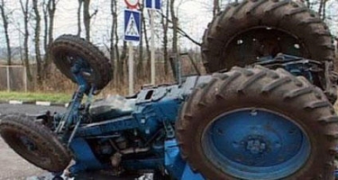 Traktor aşdı, 2 qadın öldü
