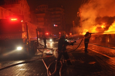 Qaziantepdə fabrika yanır, xəsarət alan var