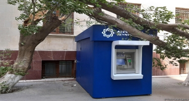 Bakıda güclü külək ağacı bankomatın üzərinə aşırdı (FOTO)
