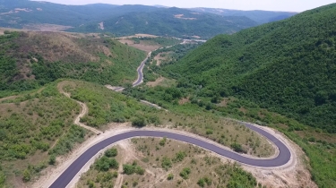 Ağsuda 5 yaşayış məntəqəsini əhatə edən yolun yenidən qurulması yekunlaşır (FOTO)