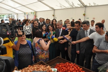 Əli Əhmədov: Kimsə qiyməti süni şəkildə artırmağa çalışarsa, hökumət iqtisadi tədbirlər görməlidir (FOTO)