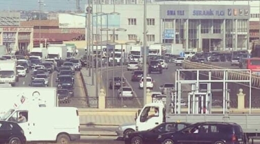 Bakıda prospektdə yol qəzası tıxac yaratdı (FOTO)