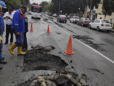 Bakıda kanalizasiya kollektorunda qəza - Hərəkət məhdudlaşdı (FOTO)