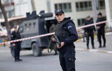 İstanbulda polis Taksim meydanını mühasirəyə alıb