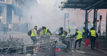 Parisdə etirazçılar ticarət mərkəzinin bir hissəsini ələ keçiriblər