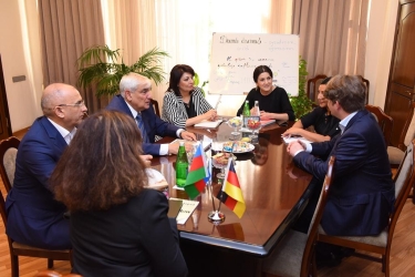 ADU-da Beynəlxalq Parlament Təqaüdü proqramı haqqında müzakirə aparılıb (FOTO)