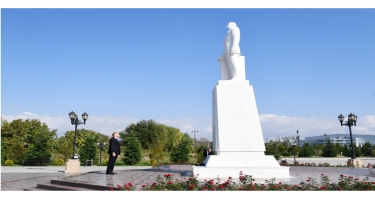 Prezident İlham Əliyev Ağdaşda ümummilli lider Heydər Əliyevin abidəsini ziyarət edib (FOTO)