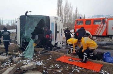 Türkiyədə xidməti avtobus qəzaya uğradı - 30 yaralı