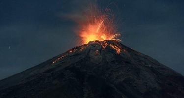 Vulkana yaxından baxmaq istəyən turist kraterə yıxıldı
