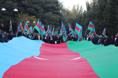 BDU tələbələri 9 noyabr -  Dövlət Bayrağı günü ilə əlaqədar yürüş ediblər (FOTO)