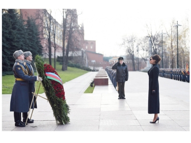 Birinci vitse-prezident Mehriban Əliyeva Moskvada naməlum əsgərin məzarını ziyarət edib (FOTO)