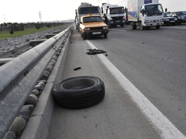 Bakıda “Hyundai” yol kənarına aşıb, ölən var