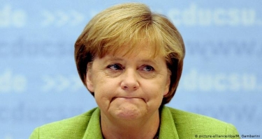 Angela Merkel Berlindəki çıxışı əsnasında yıxılıb